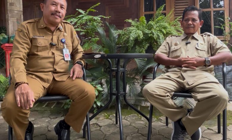 Staf Ahli Bupati Pacitan, Bidang Pembangunan, Ekonomi dan Keuangan, Prayitno (kiri) bersama Kepala Desa Sumberharjo, Hariadi (kanan).