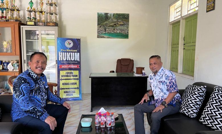 Staf Ahli Bidang Pembangunan, Ekonomi dan Keuangan, Prayitno (kiri) bersama Kades Karanganyar, Pipit (kanan).