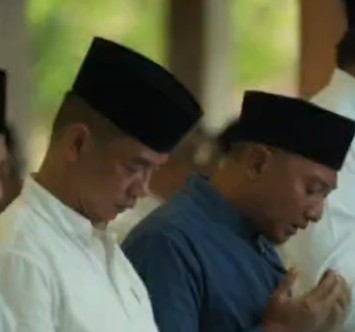 Rudi Handoko (kiri) saat melantunkan doa bersama Bupati Aji di aula Pendopo Mas Tumenggung Djogokardjo.