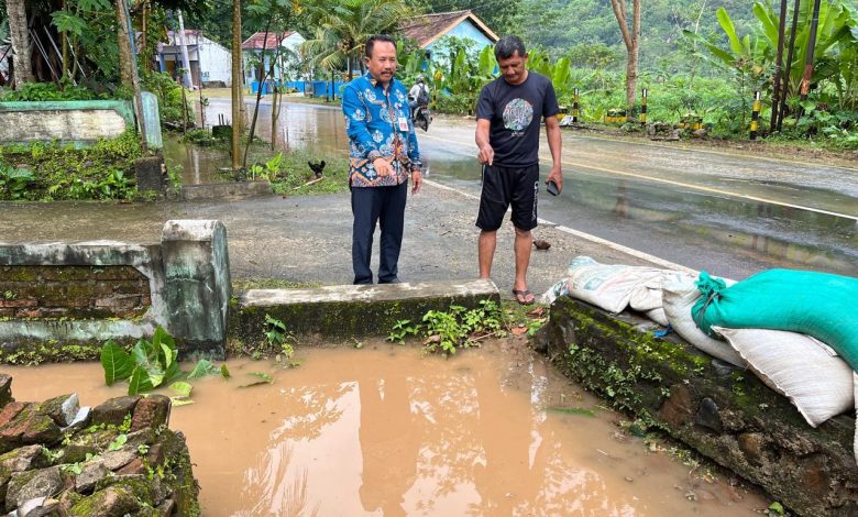 Staf Ahli Bupati Pacitan Bidang Pembangunan, Ekonomi dan Keuangan, Prayitno saat meninjau drainase yang tersumbat.