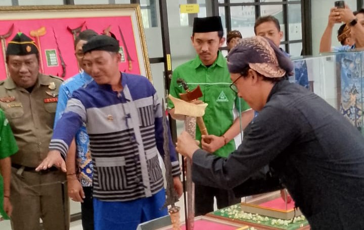 Bupati Pacitan, KRT Indrata Nur Bayu Aji Reksonagoro saat menyaksikan pameran pusaka. 