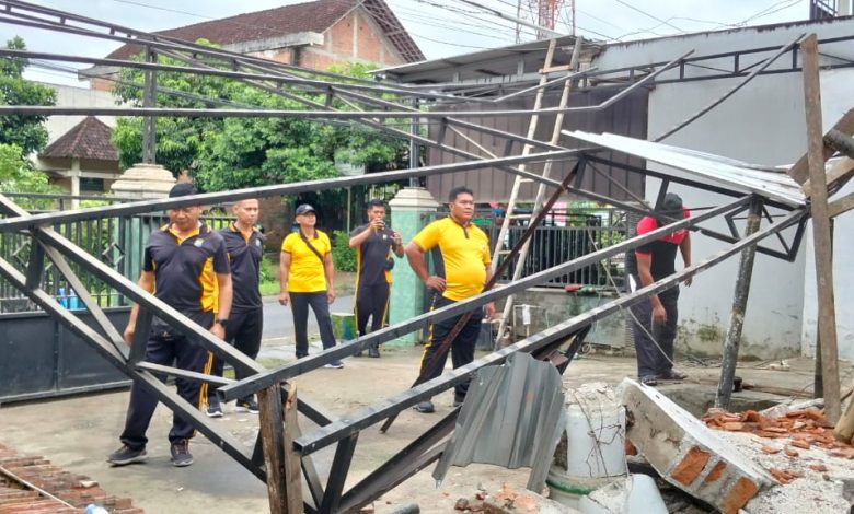 Polsek Pacitan saat melakukan kerja bakti mengevakuasi rumah warga yang rusak akibat gampa tektonik.