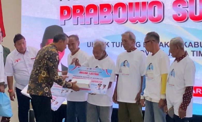 Bupati Pacitan, KRT Indrata Nur Bayu Aji Reksonagoro, secara simbolik menyerahkan bantuan becak listrik.