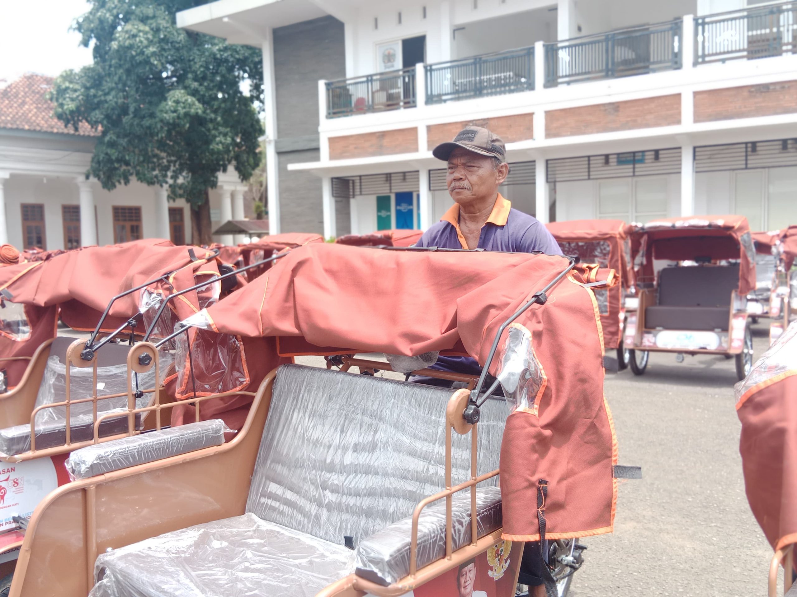 Lamidi dengan becak listrik barunya. 