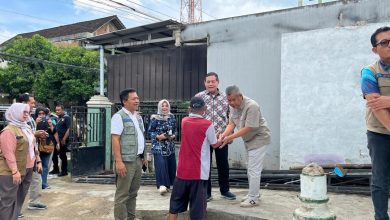 Sekda Pacitan, Dr. Ir. H. Maulana Heru Wiwoho Supadi Putro, Msi, saat mendampingi kunker anggota Komisi VIII DPR-RI di daerah terdampak bencana gempa.