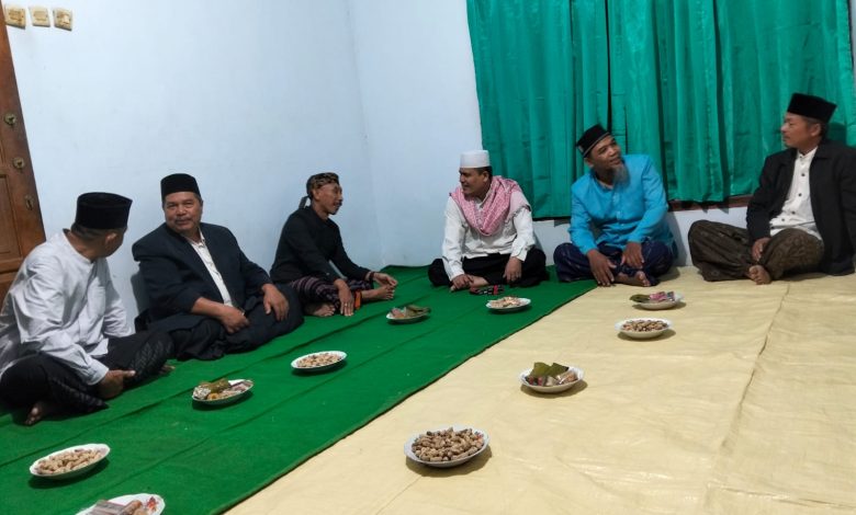 Inspektur inspektorat Pacitan, KH. Mahmud pada suatu acara.