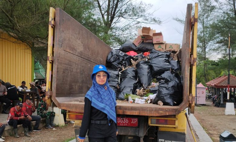 Kepala DLH Pacitan, Cicik Ruhdotul Jannah, saat bersih-bersih pantai Pancer Door dalam rangka HPN 2026.