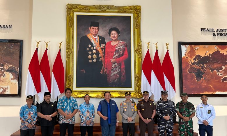 Pelepasan kepulangan SBY menuju ibukota oleh Bupati Pacitan, Wabup, jajaran forkopimda dan Sekda Maulana Heru Wiwoho Supadi Putro.
