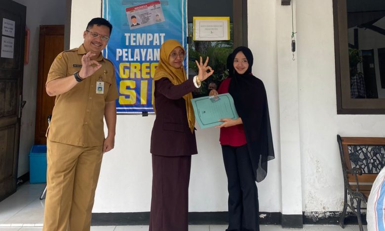Kepala Dinas Lingkungan Hidup Pacitan, Hj. Cicik Ruhdotul Jannah (tengah).