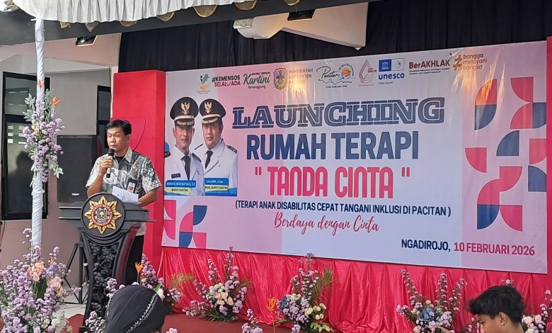 Staf Ahli Bupati Pacitan, Bidang Hukum, Pemerintahan dan Politik, Dr. Djoko Putro Utomo, Msi, saat mewakili Bupati Pacitan, KRT Indrata Nur Bayu Aji Reksonagoro, melaunching Rumah Terapi di Ngadirojo.