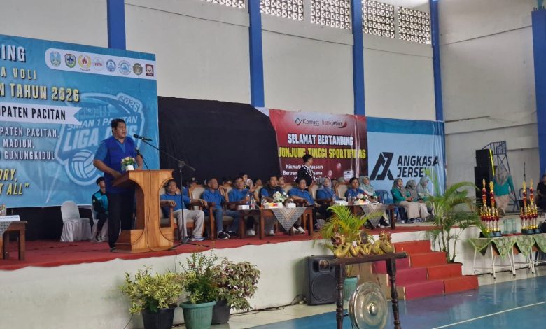 Wabup Pacitan Gagarin, secara resmi membuka Turnamen Bola Voli Liga OSIS #25 SMAN 1 Pacitan Tahun 2026 yang digelar di Gedung Olahraga (GOR) Kabupaten Pacitan.