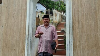 Inspektur, Inspektorat Pacitan, KH Mahmud saat berziarah di makam salah seorang ulama.