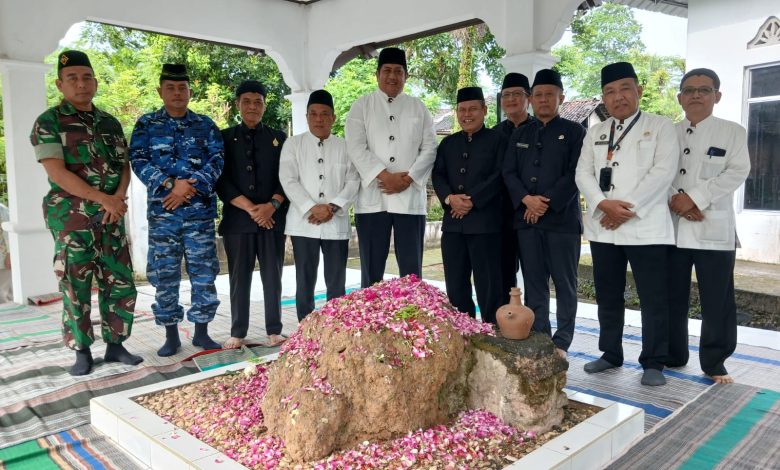 Inspektur inspektorat Pacitan, KH Mahmud (empat dari kanan).