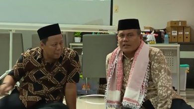 Inspektur, Inspektorat Pacitan, KH. Mahmud. (kanan).