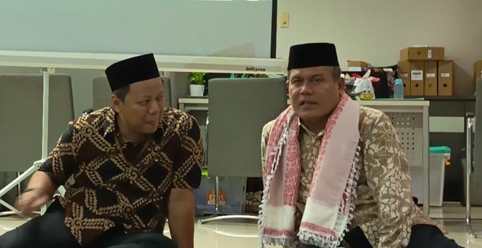 Inspektur, Inspektorat Pacitan, KH. Mahmud. (kanan).
