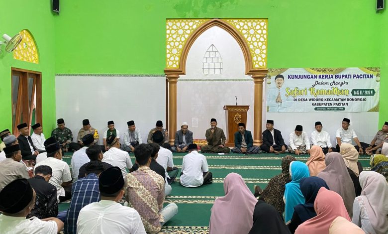 Bupati Pacitan, KRT Indrata Nur Bayu Aji Reksonagoro saat Safari Ramadhan di Desa Widoro Kecamatan Donorojo.