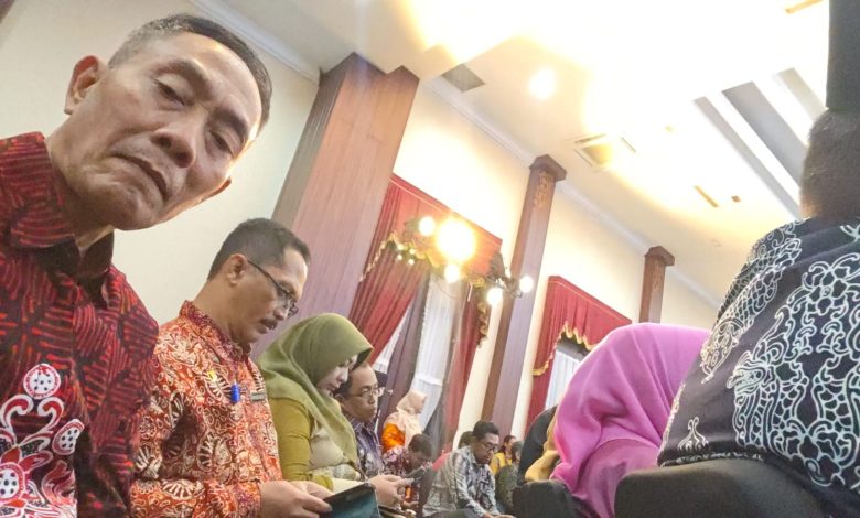 Kabag Perekonomian Setda Pacitan, Ayub Setia Budi (kiri).