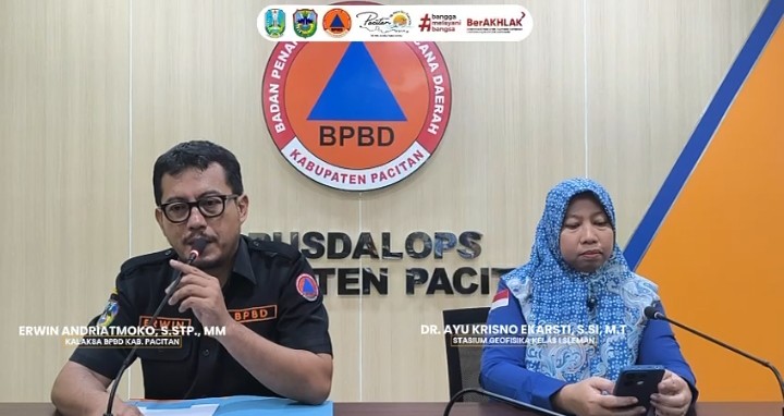 Kalak BPBD Pacitan, Erwin Andriatmoko saat menyampaikan rilis pers seputar gempa tektonik.
