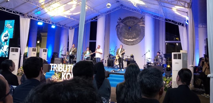 Bupati Pacitan KRT Indrata Nur Bayu Aji Reksonagoro, saat melantunkan lagu Cintamu Telah Berlalu.