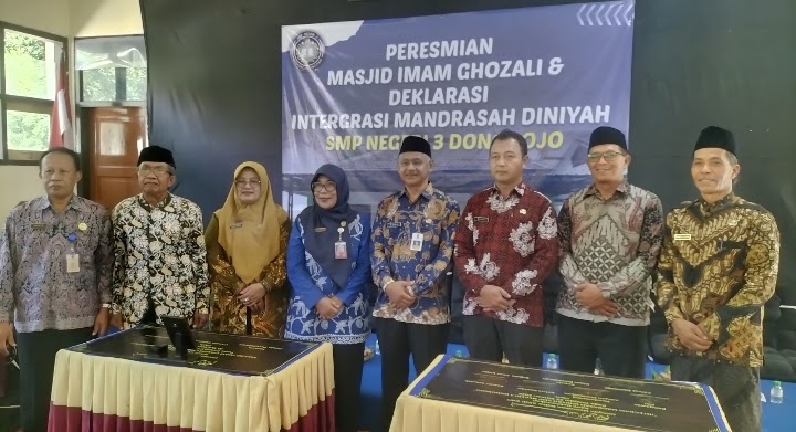 Camat Donorojo, Bagus Nur Cahyadi (batik merah).