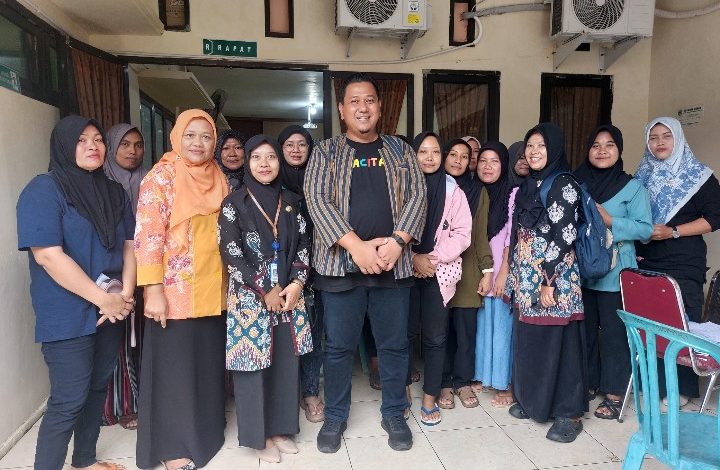 Camat Sudimoro, Kabupaten Pacitan Nasrul Hidayat (baju lurik).