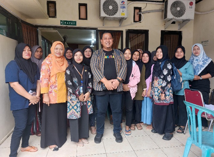 Camat Sudimoro, Kabupaten Pacitan Nasrul Hidayat (baju lurik).
