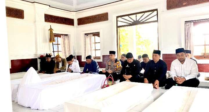 Kegiatan ziarah makam dalam rangka Hari Jadi Pacitan ke-281.