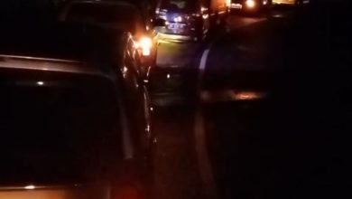 Puluhan kendaraan terjebak macet gegara terjadi longsoran.