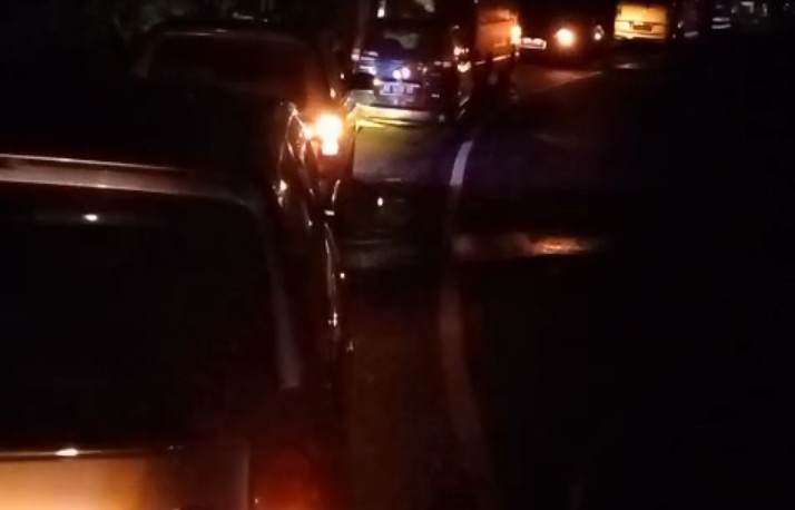 Puluhan kendaraan terjebak macet gegara terjadi longsoran.
