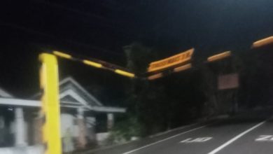 Portal di Jalur Pacitan-Sedeng yang rusak akibat ditabrak truk.