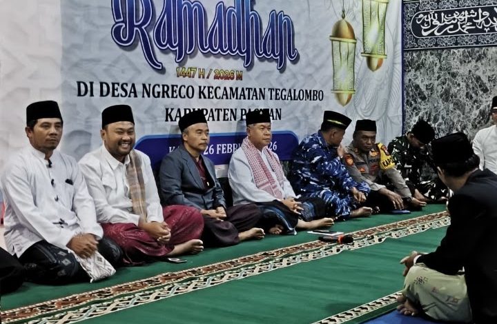 Sekda Pacitan, Dr. Ir. H. Maulana Heru Wiwoho Supadi Putro, Msi, saat menghadiri Safari Ramadhan 1447 H di Dusun Krajan, Desa Ngreco, Kecamatan Tegalombo.