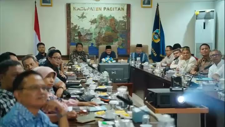 Bupati Pacitan, KRT Indrata Nurbayuaji Reksonagoro saat pimpin rakor.
