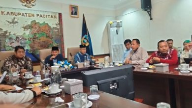 Bupati Pacitan, KRT Indrata Nurbayuaji Reksonagoro, saat memimpin rakor.