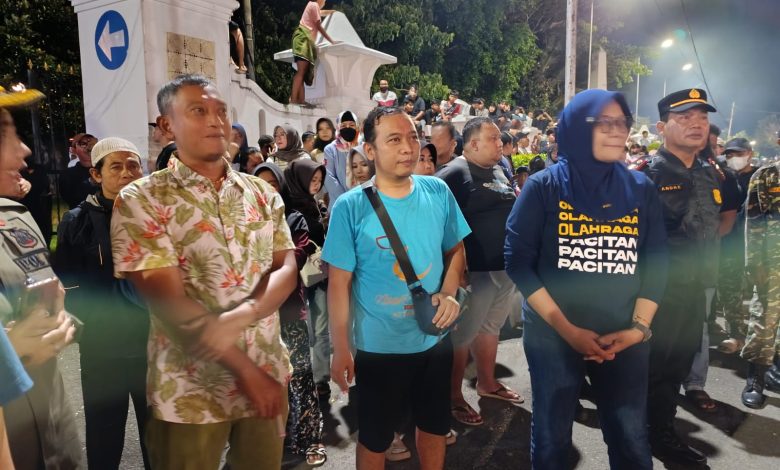 Bupati Pacitan, KRT Indrata Nur Bayuaji Reksonagoro, saat menyaksikan Ronthek Gugah Sahur di malam 18 Ramadhan 1447 H.