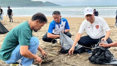 PLH Kepala DLH Pacitan, Yudo Tri Kuncoro (tengah) saat melaksanakan bersih pantai Pancer Door.