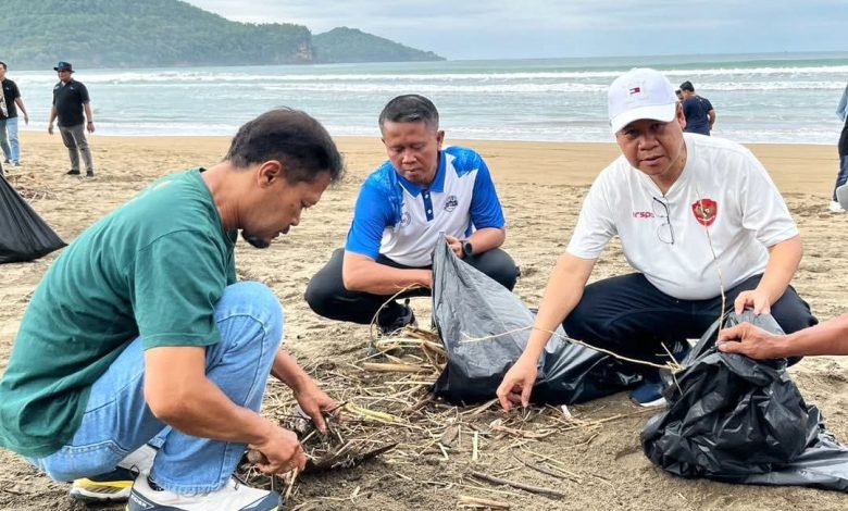 PLH Kepala DLH Pacitan, Yudo Tri Kuncoro (tengah) saat melaksanakan bersih pantai Pancer Door.