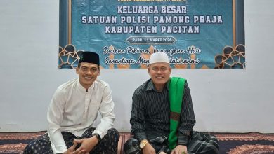 Inspektur, Inspektorat Pacitan, KH Mahmud (kanan) nalika sesarengan karo Kasatpol-PP Pacitan, Ardyan Wahyudi.