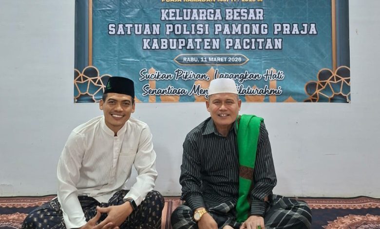 Inspektur, Inspektorat Pacitan, KH Mahmud (kanan) nalika sesarengan karo Kasatpol-PP Pacitan, Ardyan Wahyudi.