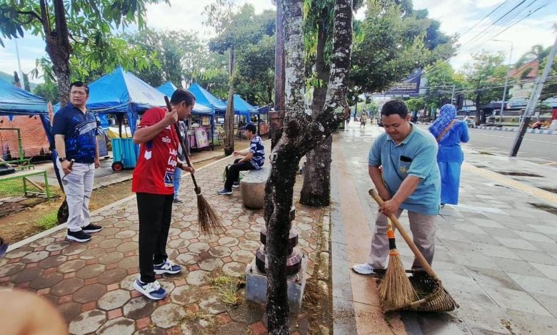 Plh Kepala DLH Pacitan, Yudo Tri Kuncoro saat melakukan kurvei.