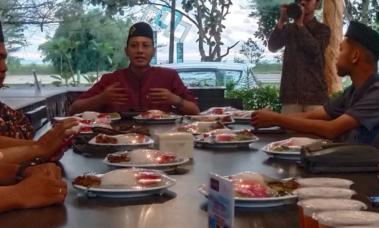 dr. Warkim Sutarto saat menggelar buka bersama insan media.