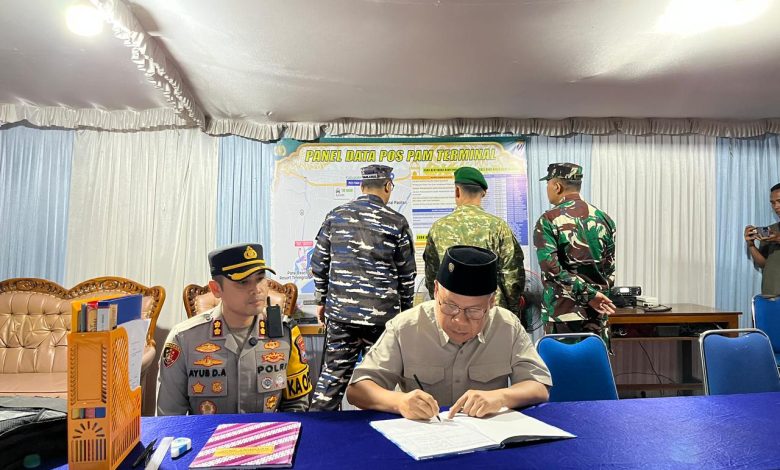 Sekda Pacitan, Dr. Ir. H. Maulana Heru Wiwoho Supadi Putro, Msi, saat memimpin monitoring disejumlah Pos pengamanan lebaran.