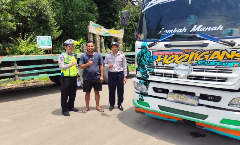 Polres Pacitan berikan pelayanan humanis pada pemudik.