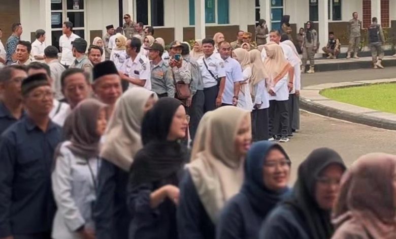 Para ASN saling antri untuk bersalaman dengan Bupati KRT Indrata Nur Bayuaji Reksonagoro.