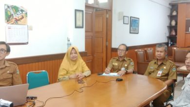 Sekda Pacitan, Dr. Ir. H. Maulana Heru Wiwoho Supadi Putro, Msi, saat melaksanakan zoom bersama sejumlah Kepala OPD.