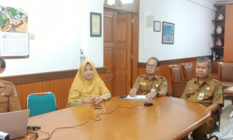 Sekda Pacitan, Dr. Ir. H. Maulana Heru Wiwoho Supadi Putro, Msi, saat melaksanakan zoom bersama sejumlah Kepala OPD.
