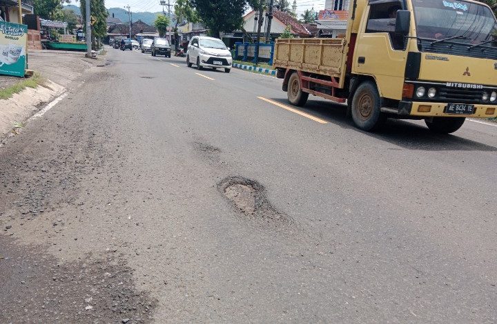 Salah satu lubang jalan di sepanjang Jl Gatot Subroto yang masih dibiarkan menganga.