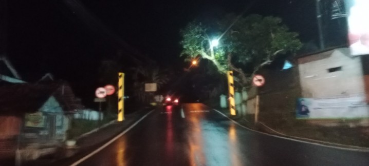 Portal jalur Pacitan-Sedeng yang kembali tanpa palang atas karena rusak ditabrak truk.