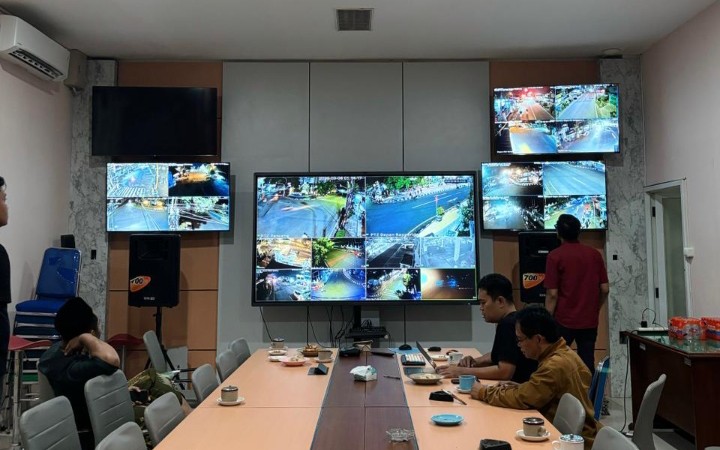 Comannd center Diskominfo Pacitan, yang terus memantau kegiatan Ronthek Gugah Sahur.