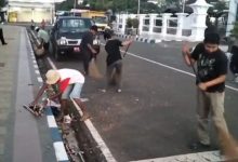 Tim kebersihan dari DLH Pacitan, saat melakukan pembersihan area depan kantor Bupati usai pelaksanaan Ronthek Gugah Sahur.
