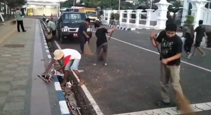 Tim kebersihan dari DLH Pacitan, saat melakukan pembersihan area depan kantor Bupati usai pelaksanaan Ronthek Gugah Sahur.